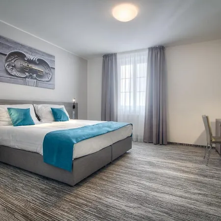 Pav Hotell 3*